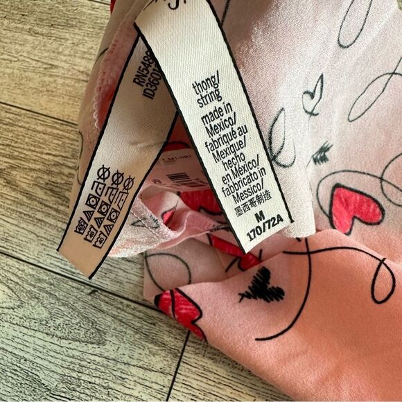 2 VICTORIA’S SECRET VALENTINE’S SEAMLESS THONG PANTY MEDIUM NWT - Picture 6 of 7